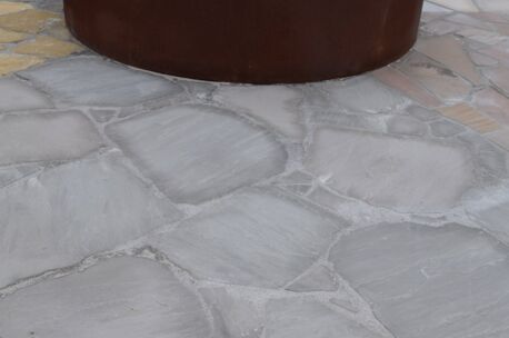 Kandla grey flagstone (1) Kandla grey flagstone ( +/- 77 kg/m² als vloer ) 4-7 st/m²