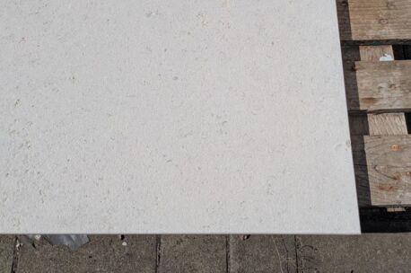Sinai pearl gezandstraald detail Sinai pearl 100x100x3 Sandblasted,brushed