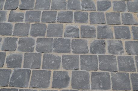 basalt ingewassen met tubag antraciet Kassei Basalt platine 14x14x5/7 44st/m² in kist