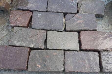 Cobblestone Italian  porphyry 25x15x5/7   reused 24pcs/ 147 kg / m&sup2; B