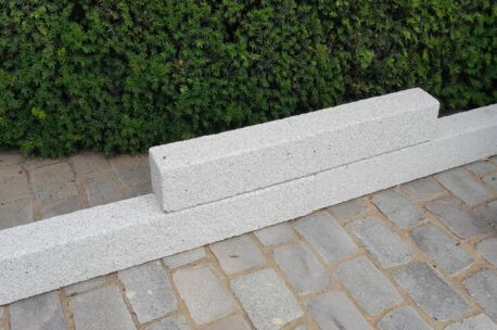 G41 100X12X12 gebouchardeerd.jpg 3 100x12x12 grauer Granit G41 4-seitig gestockt