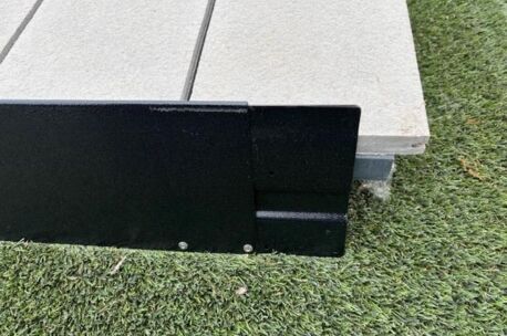 Contour zwart gepoedercoat flexline 220x15x0.34cm incl 3 pennen